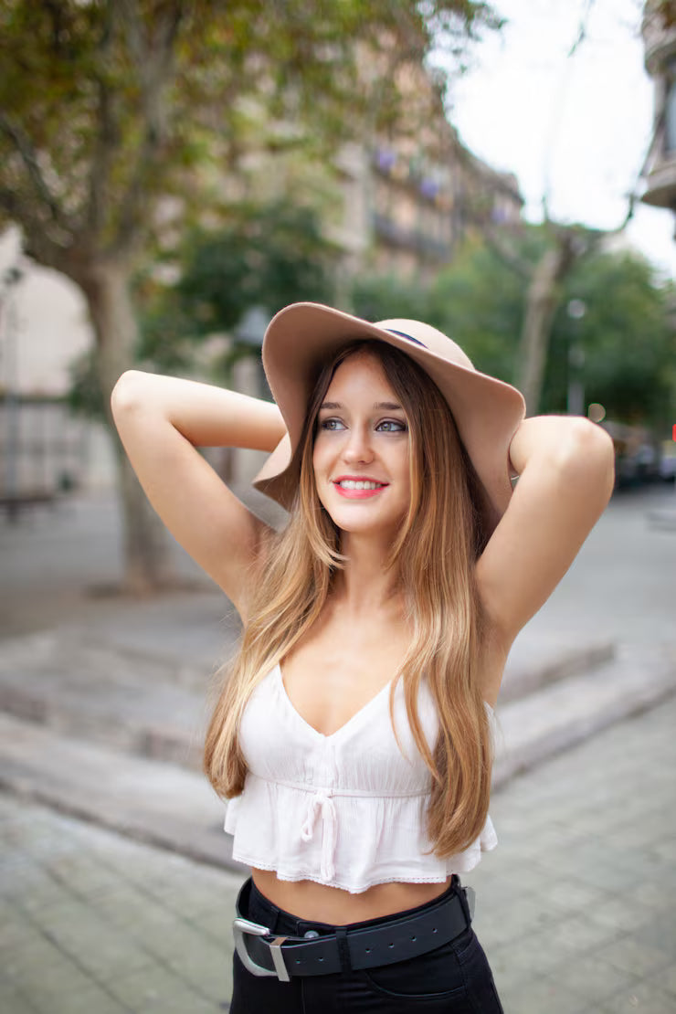 files/sonriente-joven-sonadora-sombrero-disfrutando-excursion-turistica_1262-15206.avif